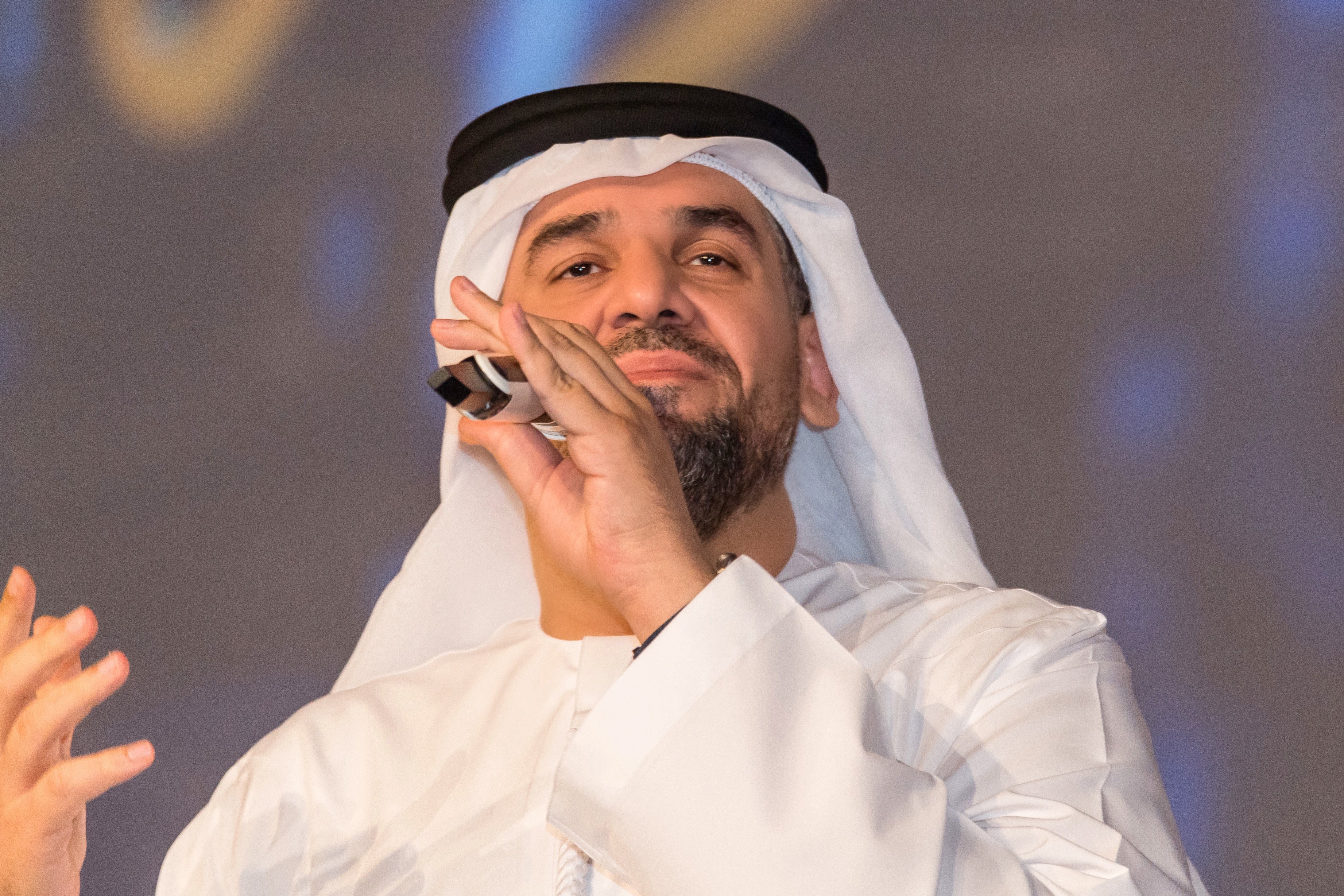 حسين الجسمي يختتم برنامج الميدان 2020 بأغنية “نفرش دروبك”