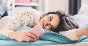 طبيبة تحذر من العمل في السرير أثناء الحجر