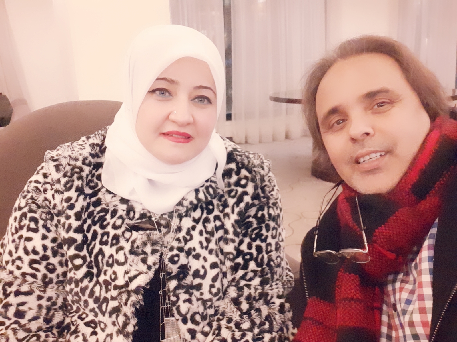 قراءة في غلاف رواية “أعشقني” للروائية د سناء الشعلان