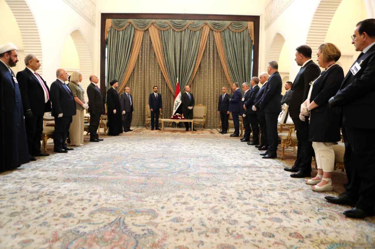بالصور.. صالح يسلم امر التكليف للكاظمي بحضور الحلبوسي وقيادات الكتل السياسية