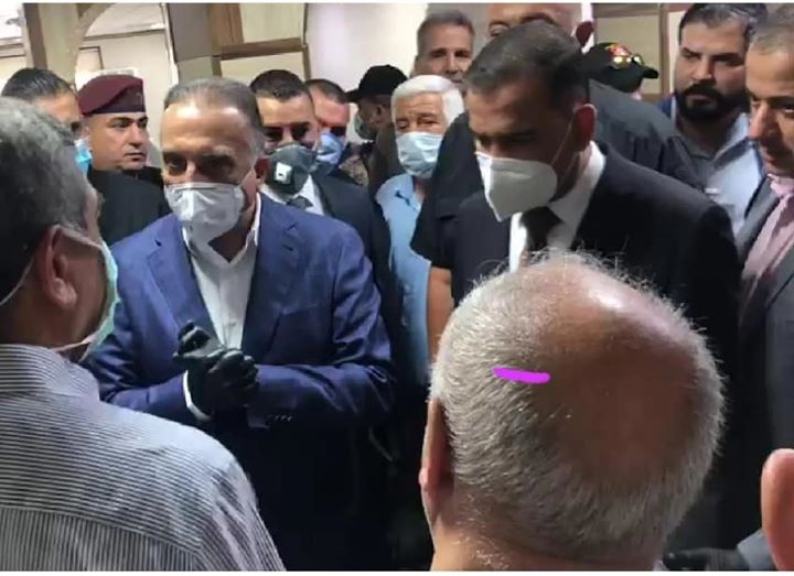 الكاظمي يزور دائرة التقاعد لمتابعة قضية صرف رواتب المتقاعدين.