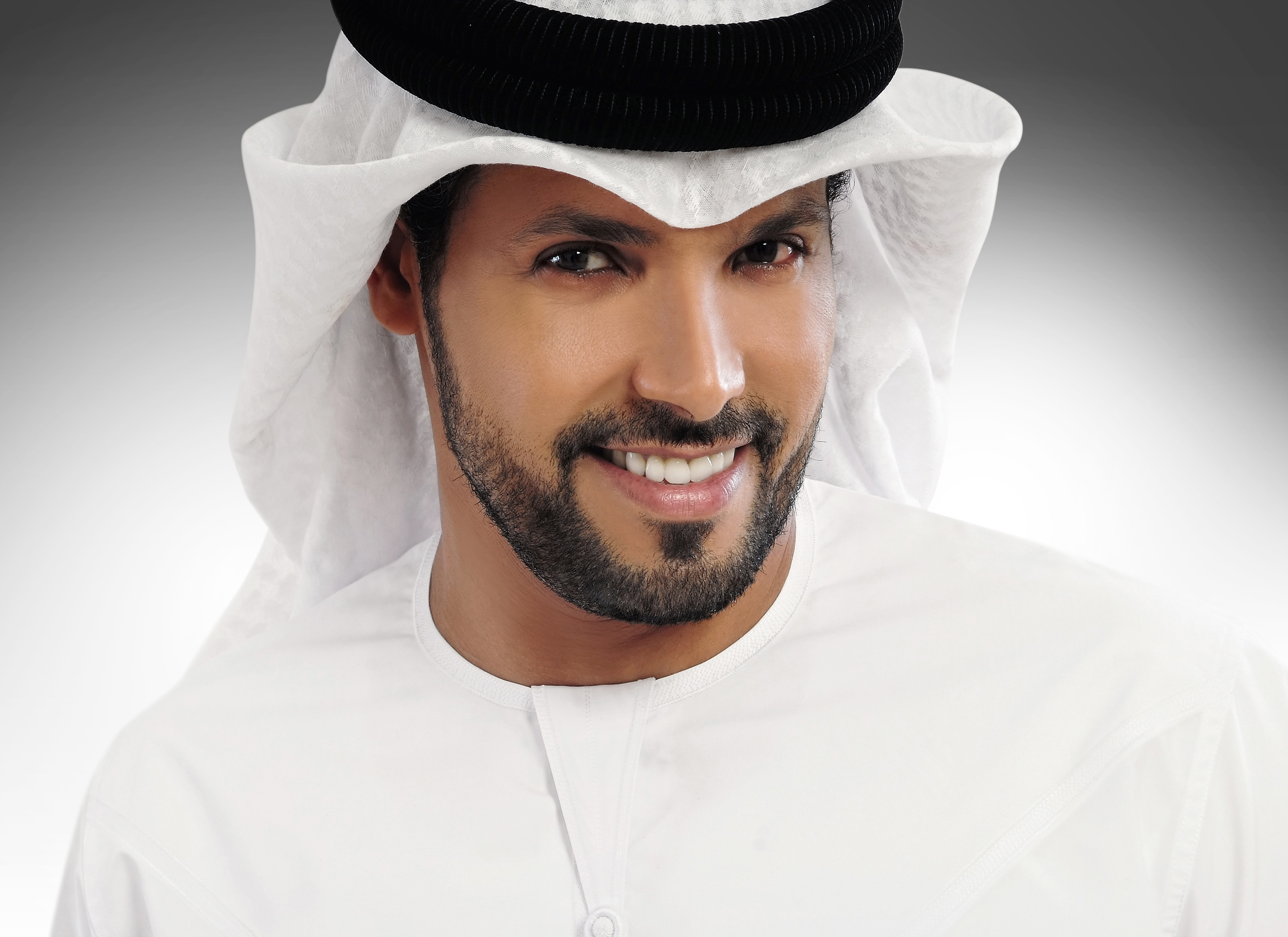 محبةً وفخراً بالشيخ محمد بن زايد آل نهيان.. عبدالمنعم العامري يشدو “لا تشيلون هم”