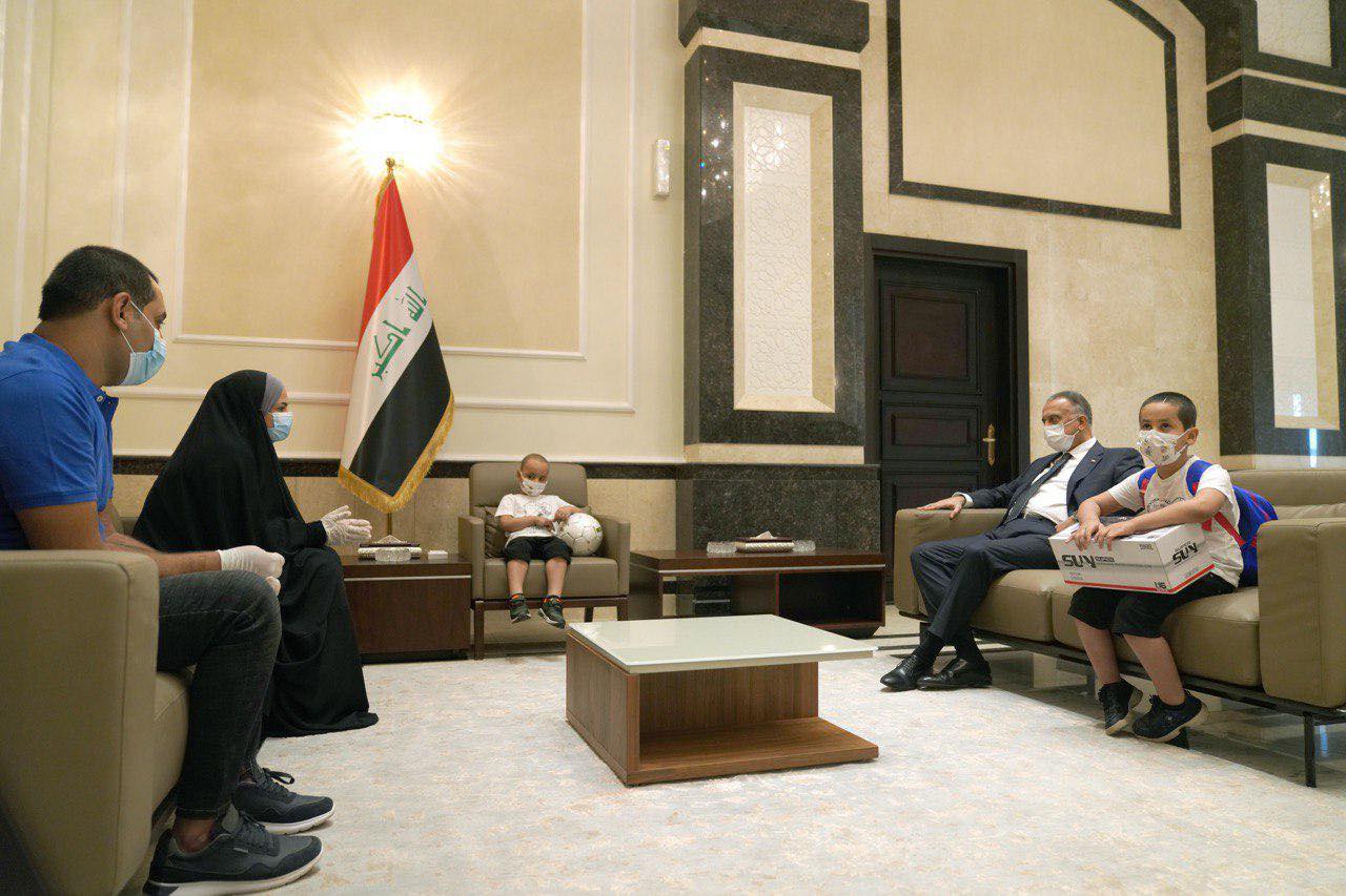 بالصور.. رئيس مجلس الوزراء مصطفى الكاظمي يستجيب لطلب طفل مصاب بالسرطان