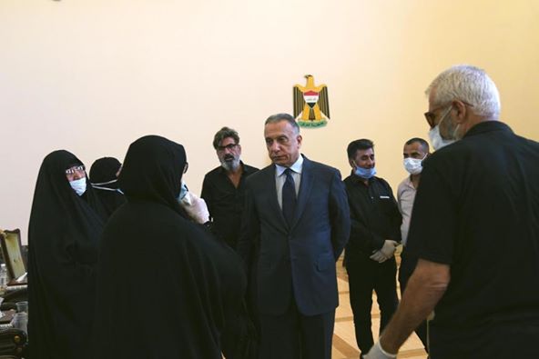 رئيس مجلس الوزراء مصطفى الكاظمي يلتقي بعدد من عوائل شهداء الاحتجاجات
