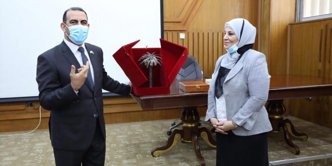 وزير التخطيط يحتفي ويكرم الدكتورة ازهار حسين بمناسبة حصولها على جائزة المرأة العربية المتميزة التي تُعد من اهم الجوائز العربية التي تقدم للنساء المبدعات