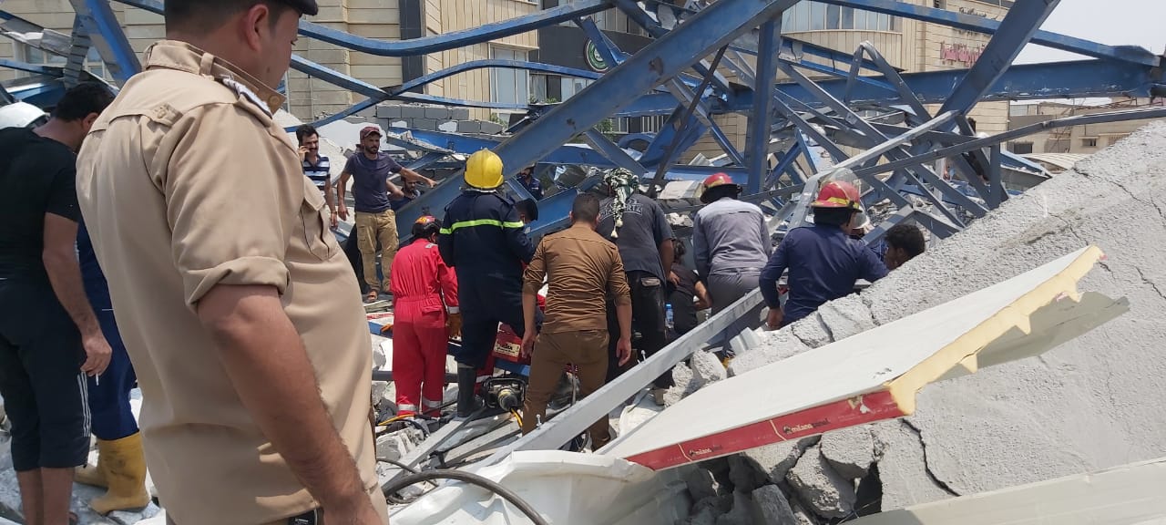 الدفاع المدني ينقذ 7 عمال وينتشل 3 جثث نتيجة انهيار مرفق رياضي في البصرة