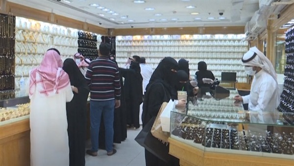 السعوديون يتدفقون إلى الأسواق قبيل رفع ضريبة القيمة المضافة