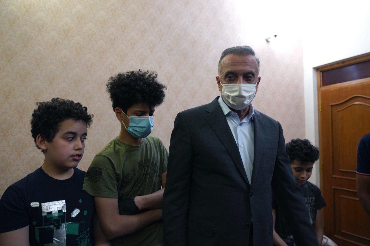 بالصور.. رئيس الوزراء مصطفى الكاظمي يزور عائلة الشهيد هشام الهاشمي