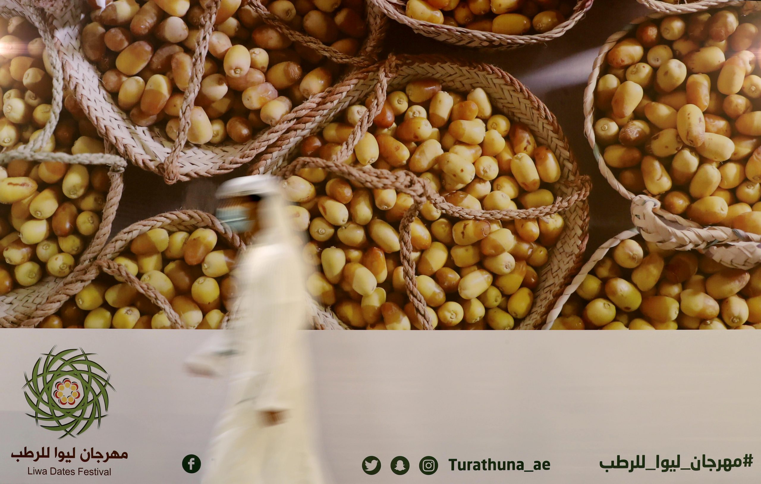بالتنسيق مع مستشفيات الظفرة .. مهرجان ليوا للرطب يساهم في مبادرة “شكراً خط دفاعنا الأول” ويهديهم طن رطب من أجود الأنواع