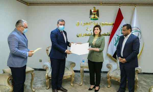وزيرة الهجرة والمهجرين تكرم موظفين انقذا طفلين من حريق في احد مخيمات الانبار