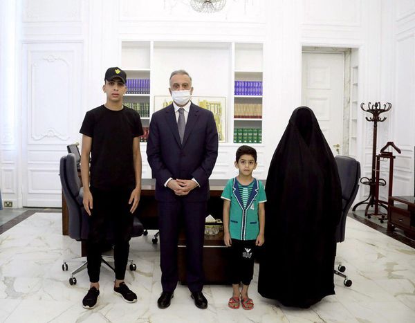 الكاظمي يستقبل عائلة الشهيد مهدي عبد الله (أبو أحمد النحات)
