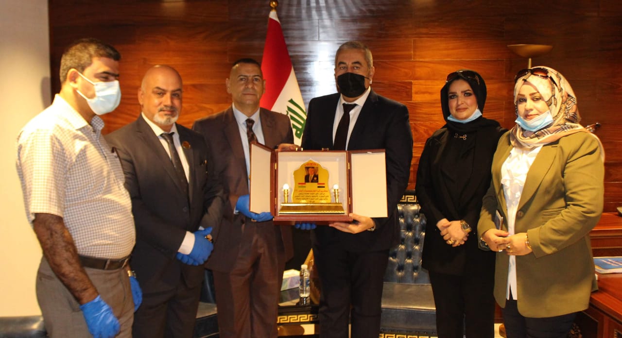 نادي سفراء الأنسانية والسلام تكرم الأمين العام لمجلس النواب بدرع أبرز الشخصيات لعام ٢٠٢٠