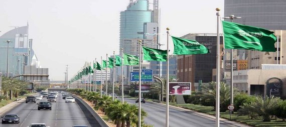 السعودية ترفع قيود السفر بعد انخفاض إصابات كورونا..وتعتزم اعلان خطة إعادة السماح بأداء العمرة تدريجيًا