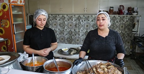 بينهم أصحاب شهادات جامعية: عائلة عراقية تدير مطعما للأكلات الشعبية
