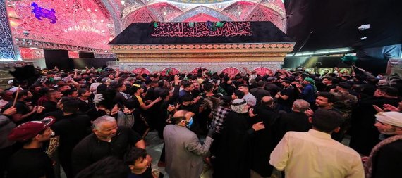 وسط إجراءات أمنية مشددة.. مئات الالاف يواصلون زحفهم الى مرقد الإمام (ع) في ذكرى وفاة سيد الرسل والأنام محمد (ص)