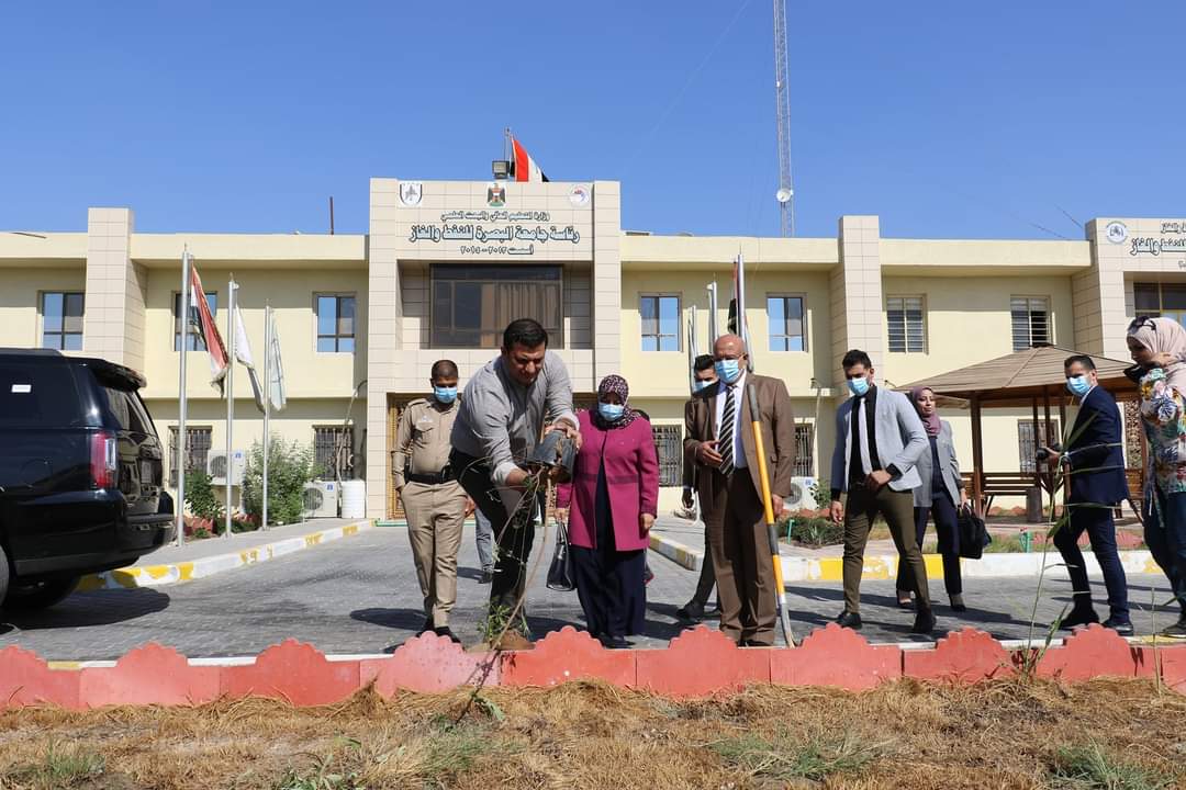 حملة تطوعية لتشجير حدائق رئاسة جامعة البصرة للنفط والغاز وكلية الادارة الصناعية للنفط والغاز