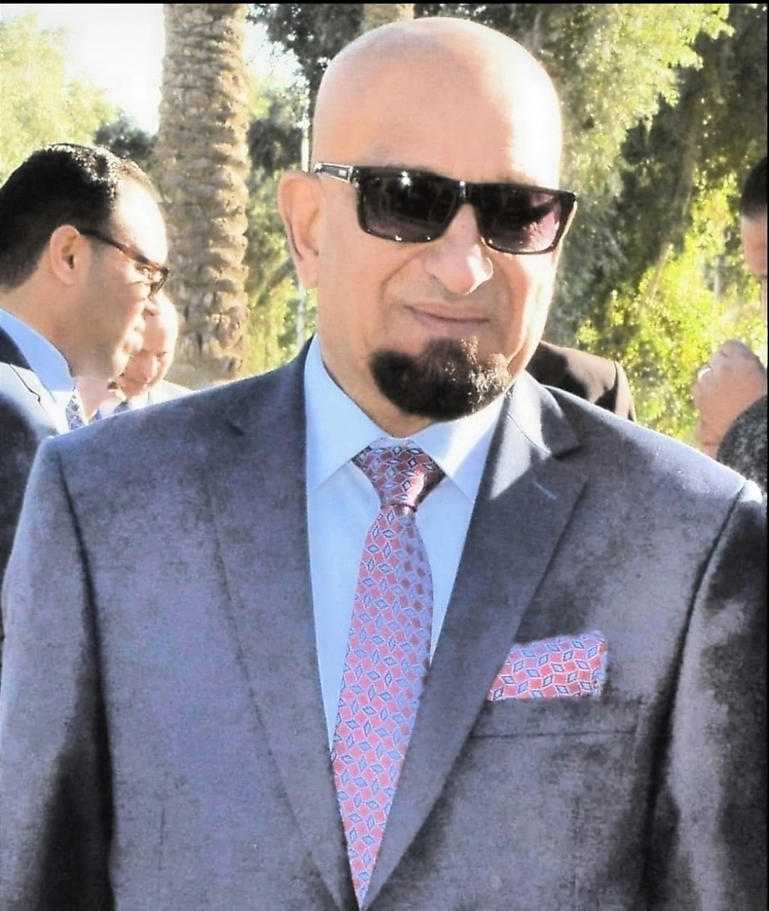 أجلس منزوياً في مقهى بغدادي