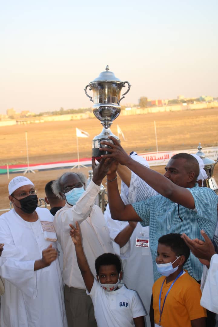 نادي سباق الخيل بالخرطوم ينظم سباق الاستقلال بنجاح كبير والحصان مسترال للاسطبل الذهبي يتوج بطلا لكأس الاستقلال بجدارة واستحقاق.