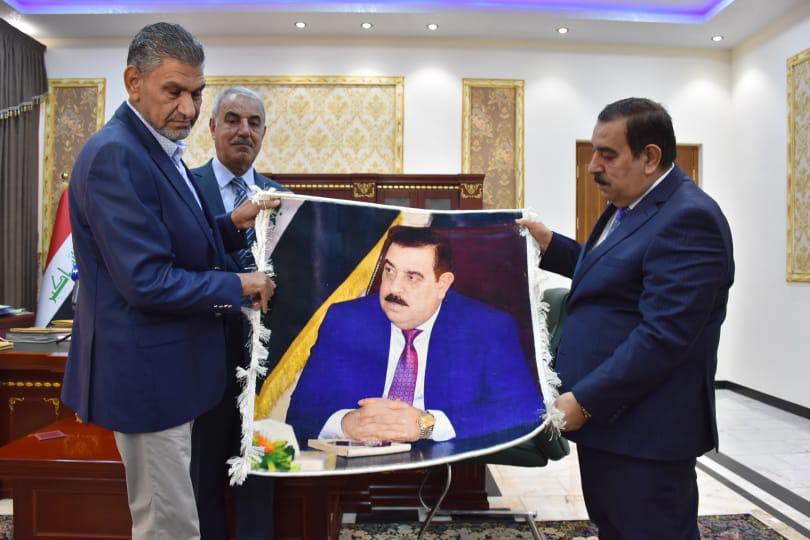نخبة من الصحفيين الشباب يكرمون محافظ الانبار تثميناً لجهوده في إعادة إعمار المحافظة
