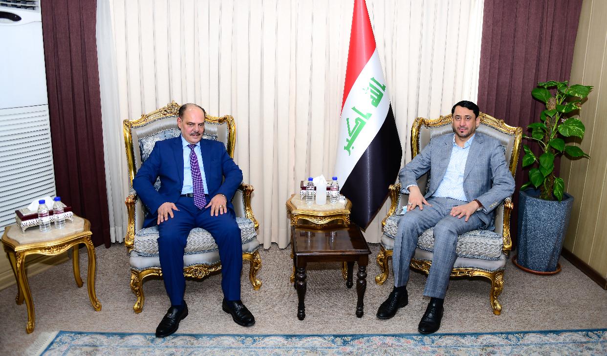 نقيب الصحفيين العراقيين يلتقي الأمين العام لمجلس الوزراء