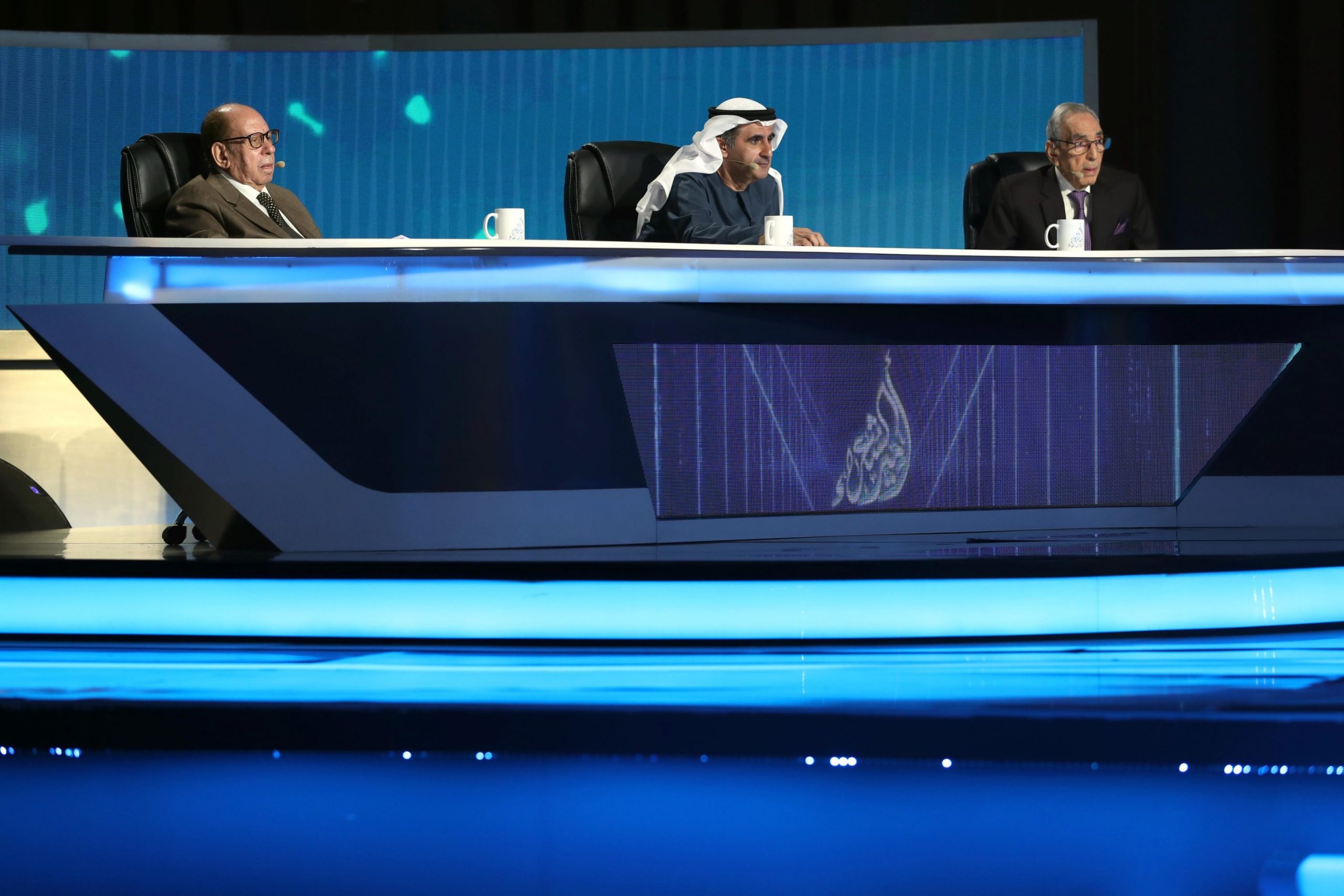 “أمير الشعراء”.. لوحات حب وأمل تزين شاطئ الراحة بأبوظبي في الأمسية الرابعة