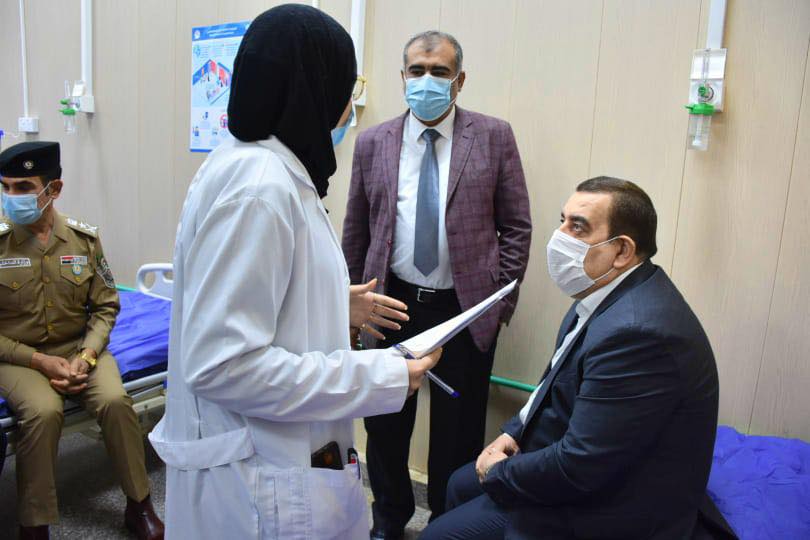 محافظ الانبار يتلقى الجرعة الاولى من لقاح فايزر المضاد لكورونا برفقة قائد الشرطة ومدير عام صحة المحافظة