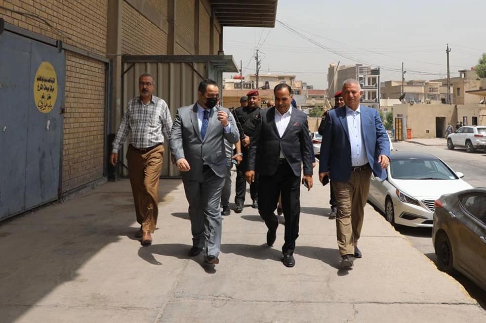 برفقة عدد من وسائل الاعلام .. وزير التجارة يتفقد مخازن الكرخ للاطلاع ميدانياً على خزين مفردات المواد الغذائية