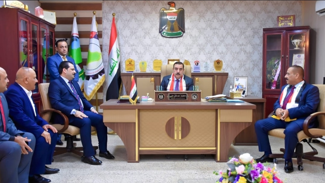 محافظ الانباريزور مقر اتحاد نقابات العمال ويقدم التهاني لعمال العراق بمناسبة اليوم العالمي للعمال