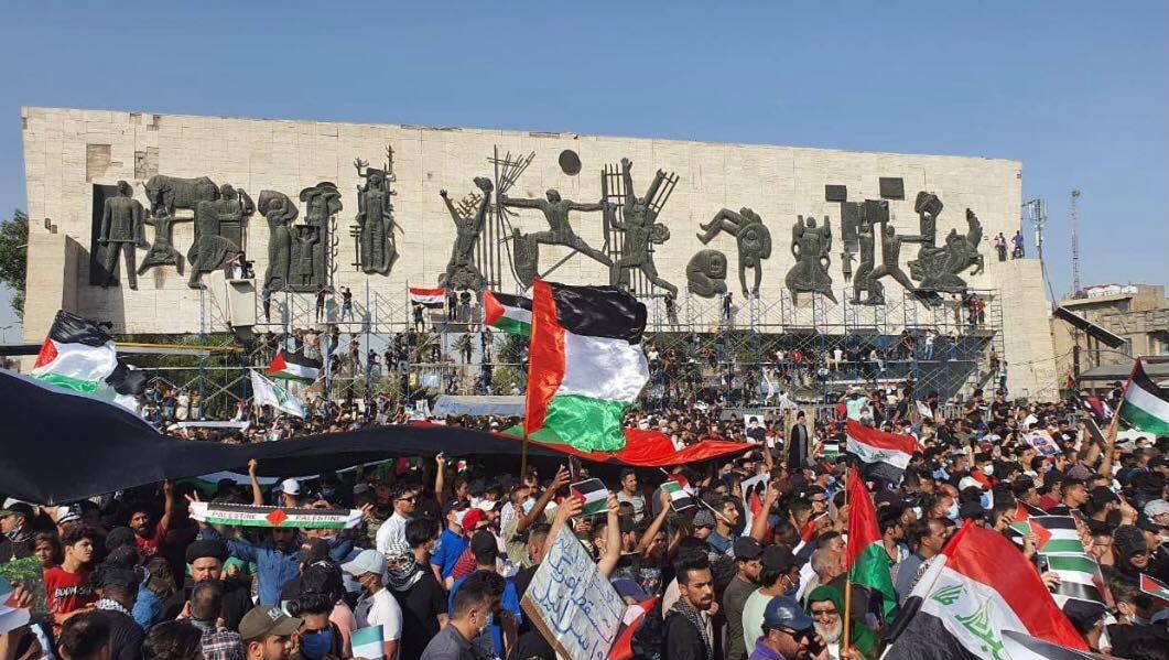 عشرات العراقيين يتوافدون إلى ساحة التحرير في العاصمة بغداد تضامناً مع الشعب الفلسطيني