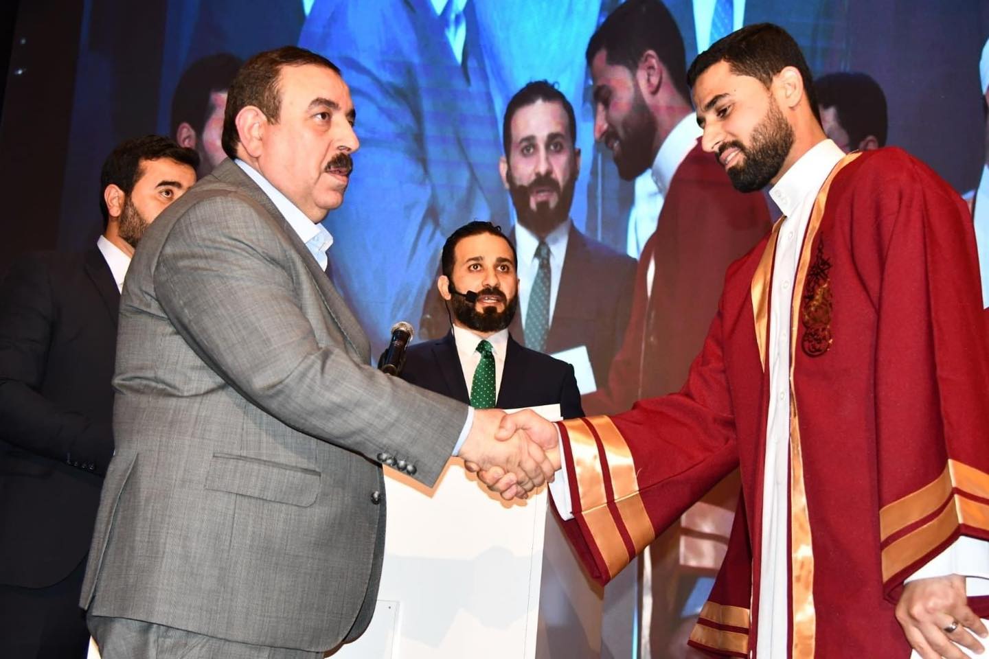 محافظ الانبار يحضر حفل تخرج لحفظة القرآن الكريم اقامته جمعية الاداب الإسلامية في كلية المعارف الجامعة