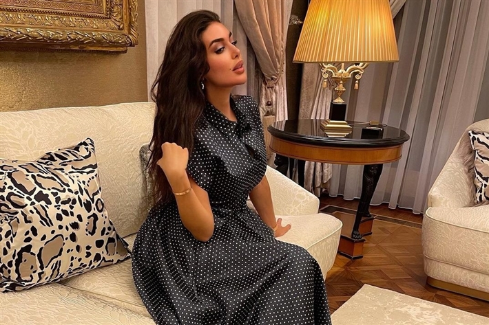 شرطة_الموضة: ياسمين صبري أنيقة بـShirt Dress يصل سعره لأكثر من 90 ألف جنيه