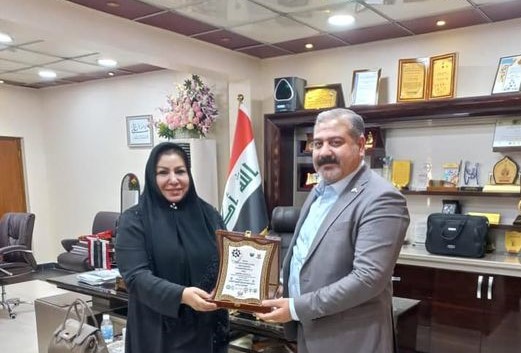 شركة الصقر الذهبي لتنظيم المعارض والمؤتمرات تمنح مدير عام المعارض درع الإسناد والتعاون