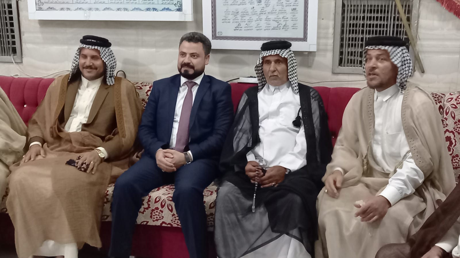 الرماحي يلتقي عدداً من شيوخ ووجهاء وشباب قبيلة بني خالد المخزومي في مضيف عشيرة “آل حموسة” في منطقة الحمزة الغربي