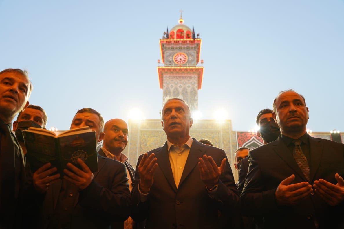 الكاظمي يحضر مجلس عزاء المرجع السيد محمد سعيد الحكيم ويؤدي مراسم زيارة ضريح الإمام علي عليه السلام