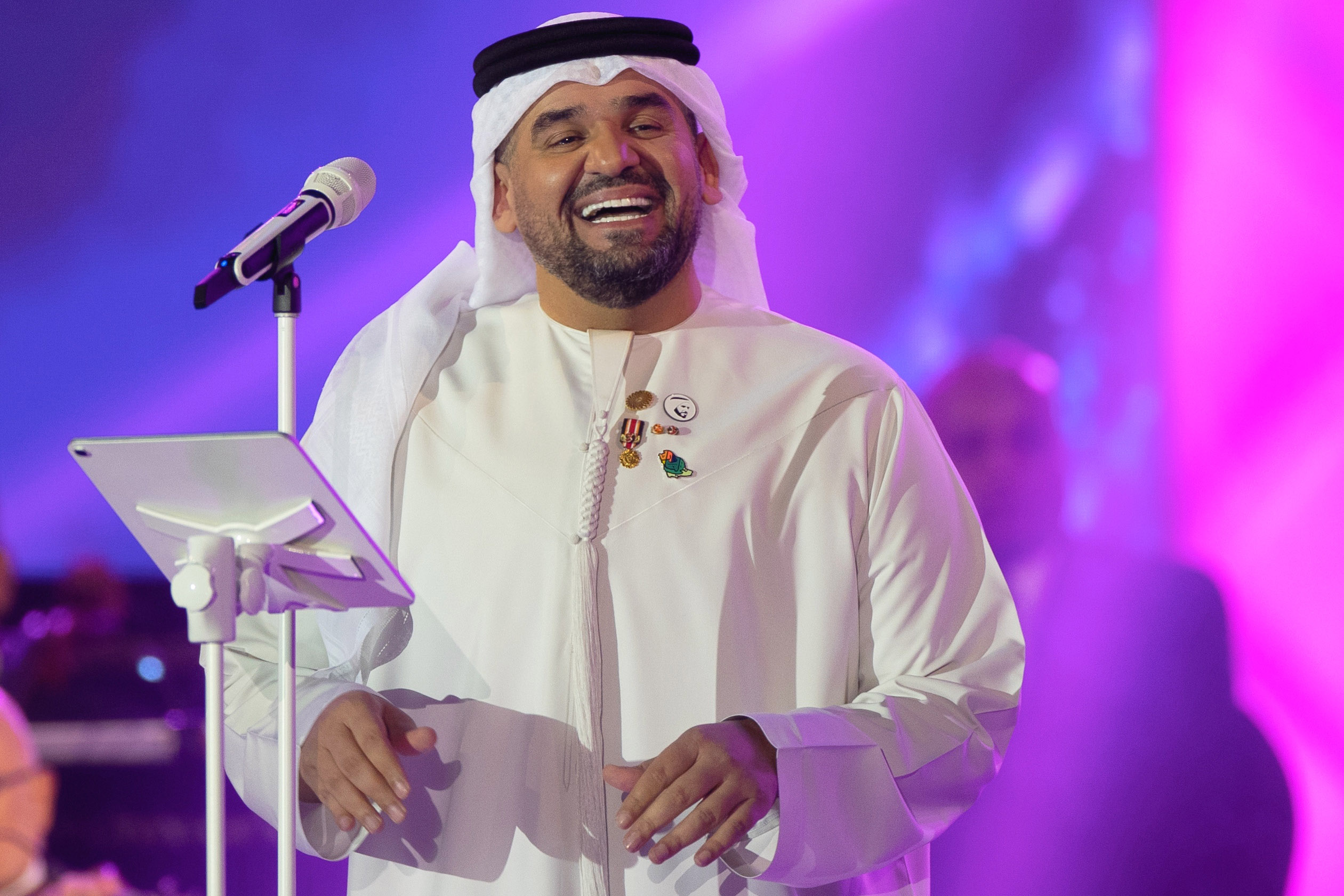 حسين الجسمي “يَطرب” على غناء الجمهور السعودي في جدة إحتفالاً باليوم الوطني الـ91 للمملكة