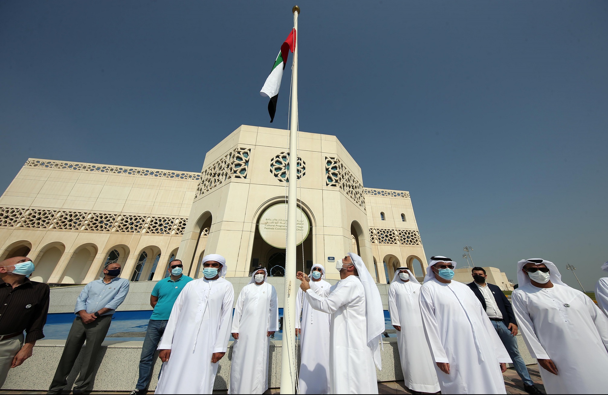 لجنة إدارة المهرجانات والبرامج الثقافية والتراثية بأبوظبي تحتفي بـ “يوم العلم”