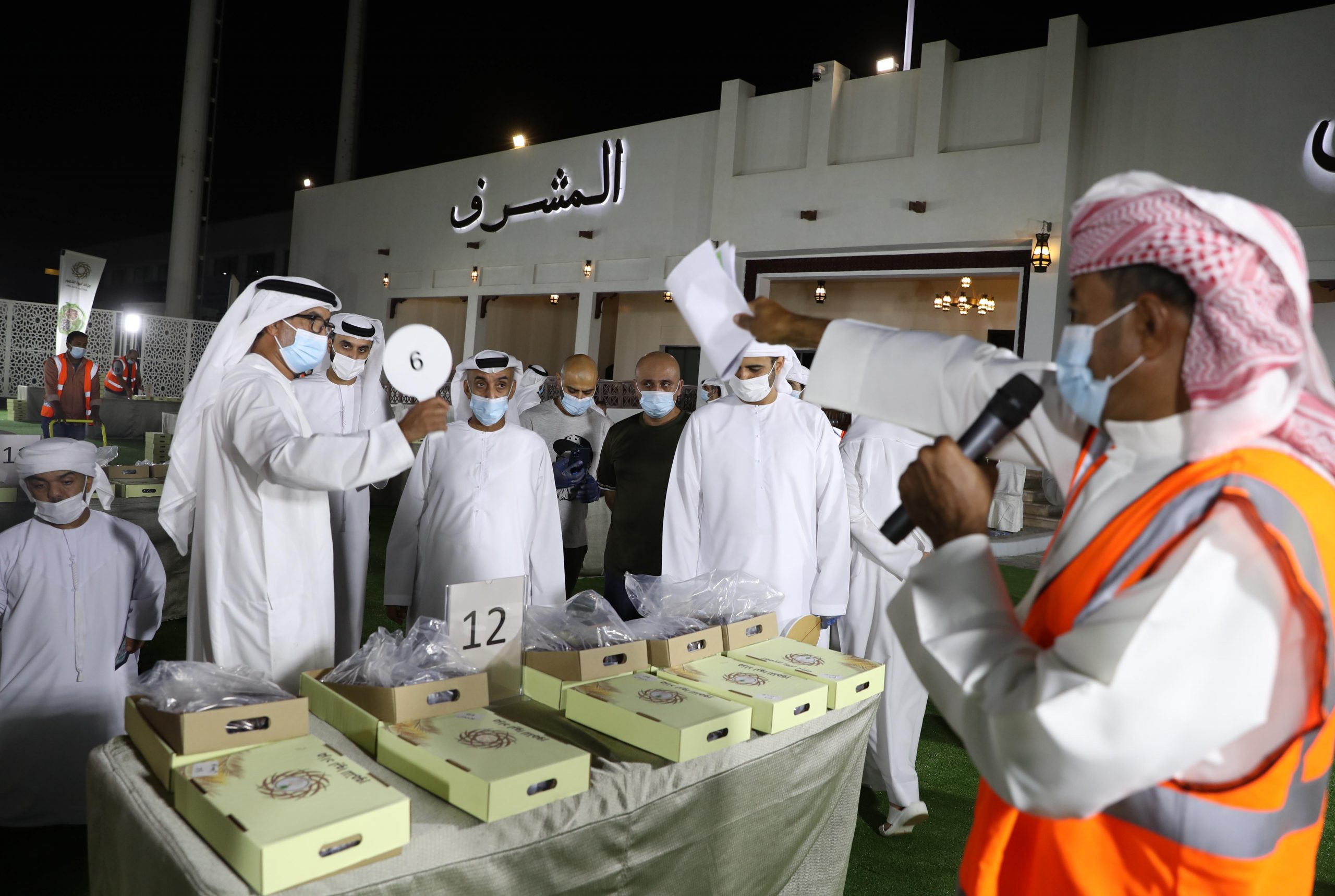 وسط إقبال من المزارعين والجمهور .. مزايدات لاقتناء التمور الإماراتية الفاخرة في «مزاد ليوا للتمور» بمجلس المشرف