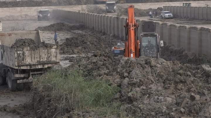 شركة العراق العامة تقوم في إزالة الترسبات الطينية والقصب من احواض الجانب الأيسر في مشروع ماء البصرة