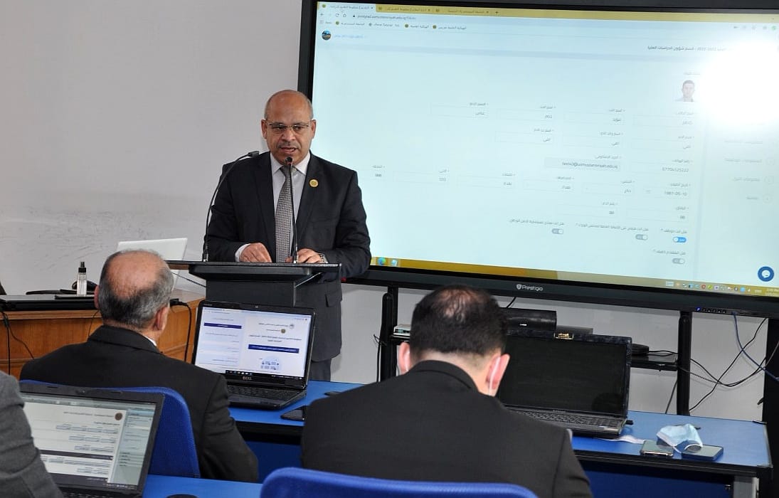رئيس الجامعة المستنصرية يُشرف على الاختبار النهائي لآلية فرز القبول في المنظومة الالكترونية للتقديم والقبول على الدراسات العليا للعام ٢٠٢٣/٢٠٢٢
