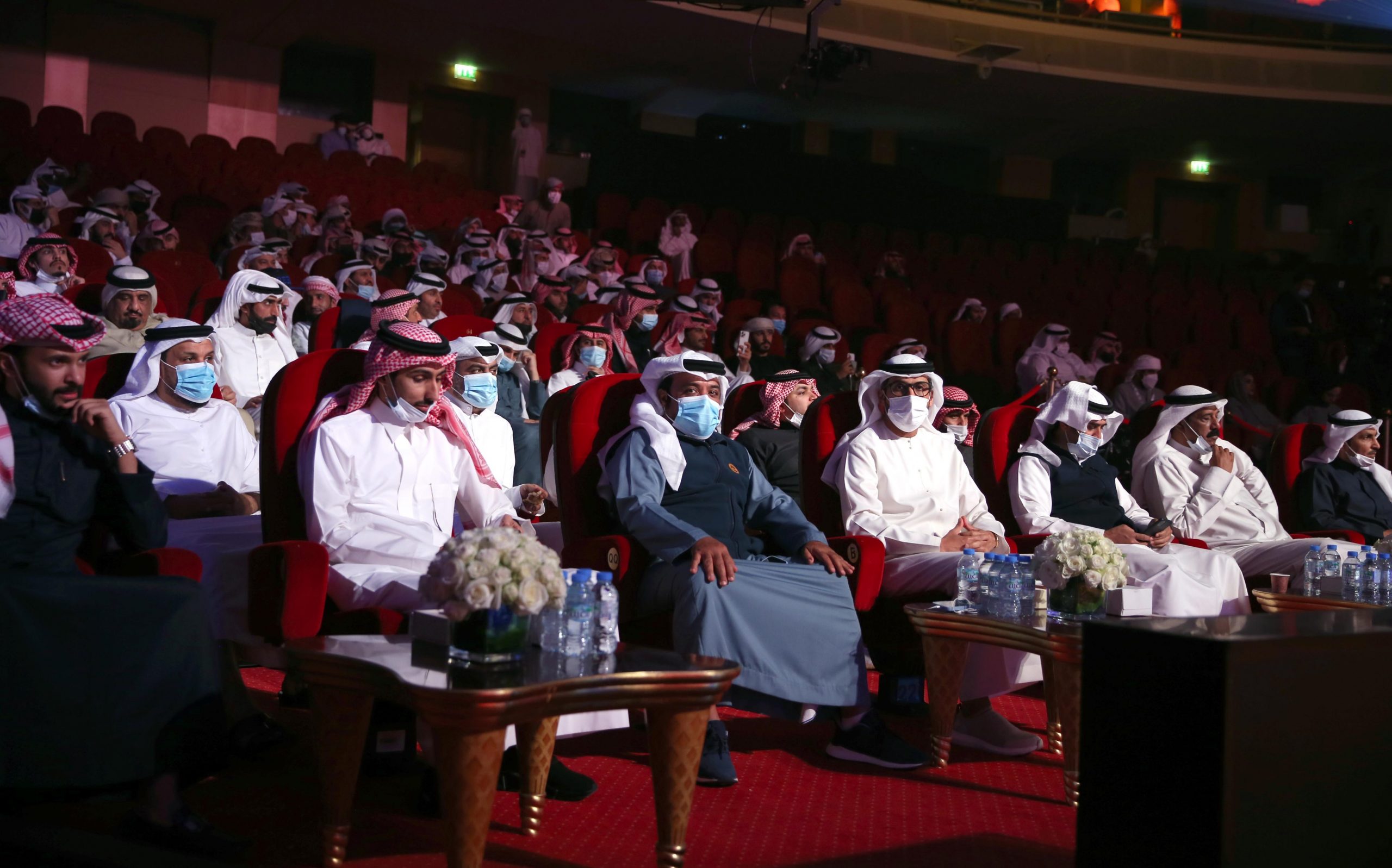 “شاعر المليون” .. حكايات القوافي تغرد على شاطئ الراحة بأبوظبي في الأمسية المباشرة الحادية عشرة