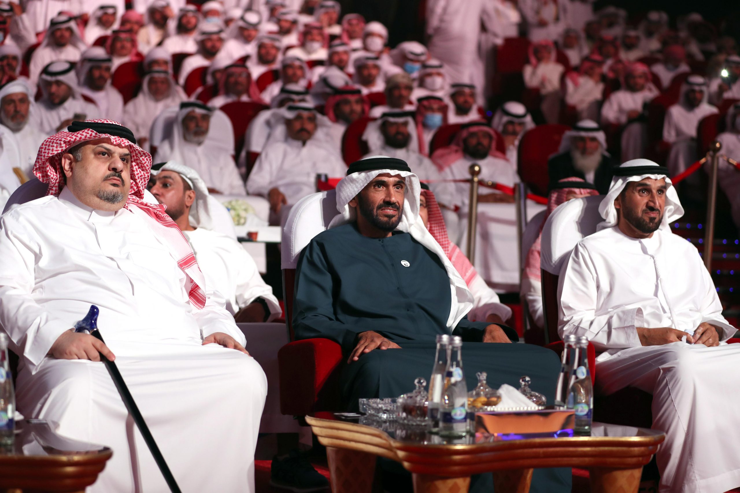 نهيان بن زايد يتوج الشاعر الإماراتي مساعد الحارثي بـ بيرق “شاعر المليون” للموسم العاشر