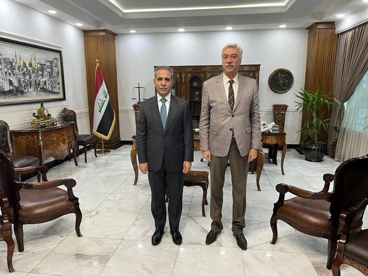 الدكتور حسنين فاضل معلة يزور القاضي فائق زيدان للتباحث ببعض القضايا