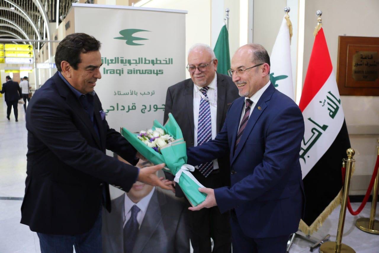 مدير عام الخطوط الجوية العراقية يستقبل جورج قرداحي في مطار بغداد الدولي