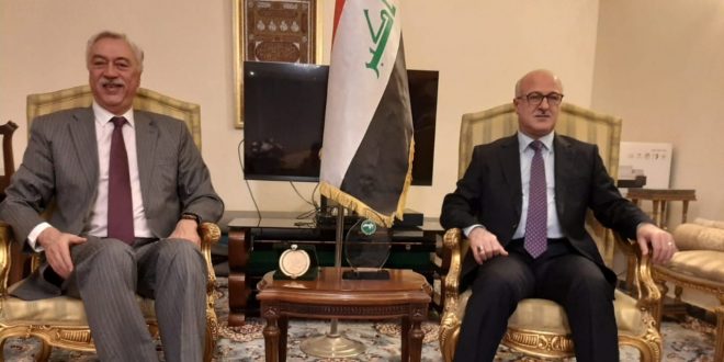 وزير التربية يقدم كتاب الشكر والتقدير للدكتور حسنين معلة بعد حصوله على المدالية الذهبية لأول مرة يحصل عليها العراق