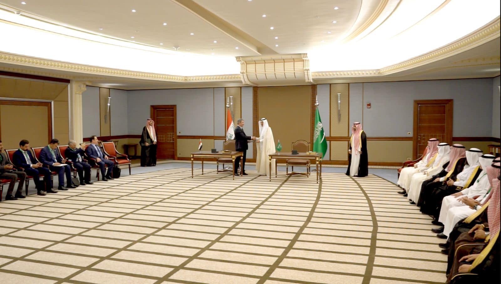 العراق والسعودية يوقعان اتفاقي الربط الخليجي والتزويد الكهربائي على هامش قمّة جدّة للأمن والتنمية