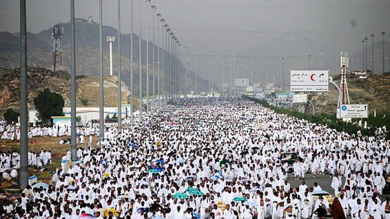 حجاج بيت الله الحرام ينفرون من عرفات إلى مزدلفة