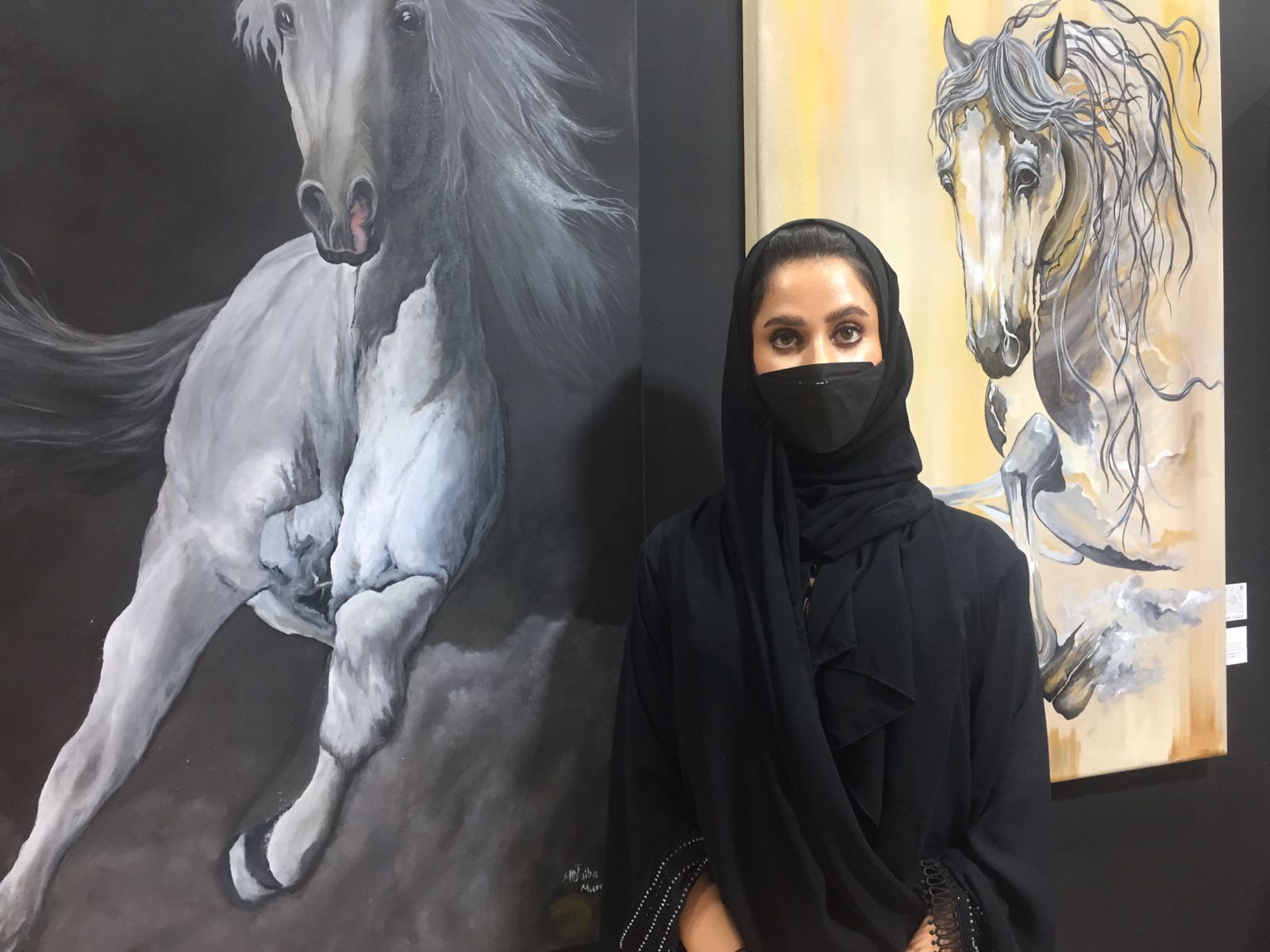 الفنانة التشكيلية الاماراتية ميرا العتيبة: طموحي ان اصل الى العالمية.. تحدي كبير ان اشارك في هذا الكم الهائل من الثقافات والمواهب الفنية