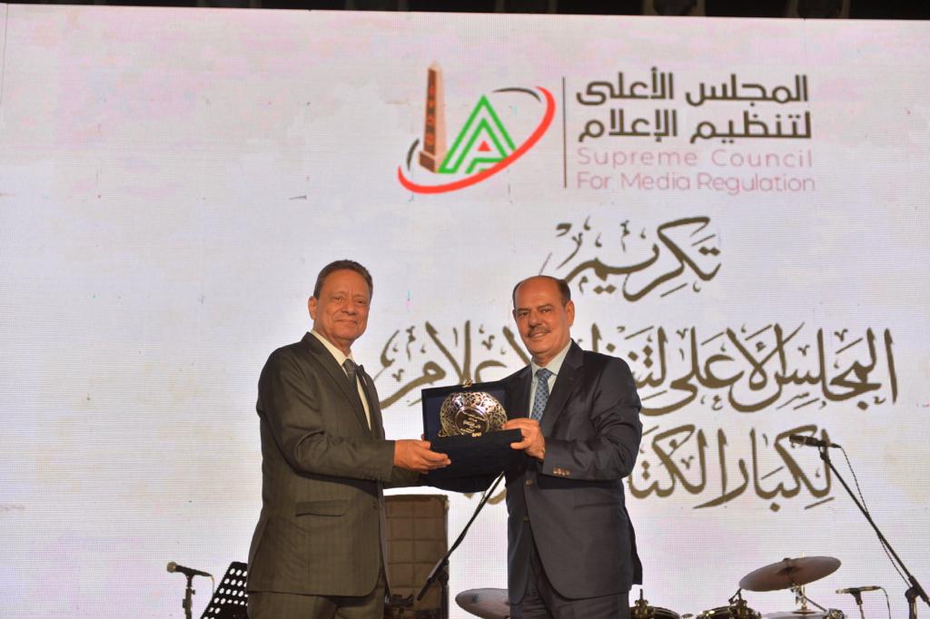 نقيب الصحفيين العراقيين يكرم بجائزة الرواد على مستوى الوطن العربي