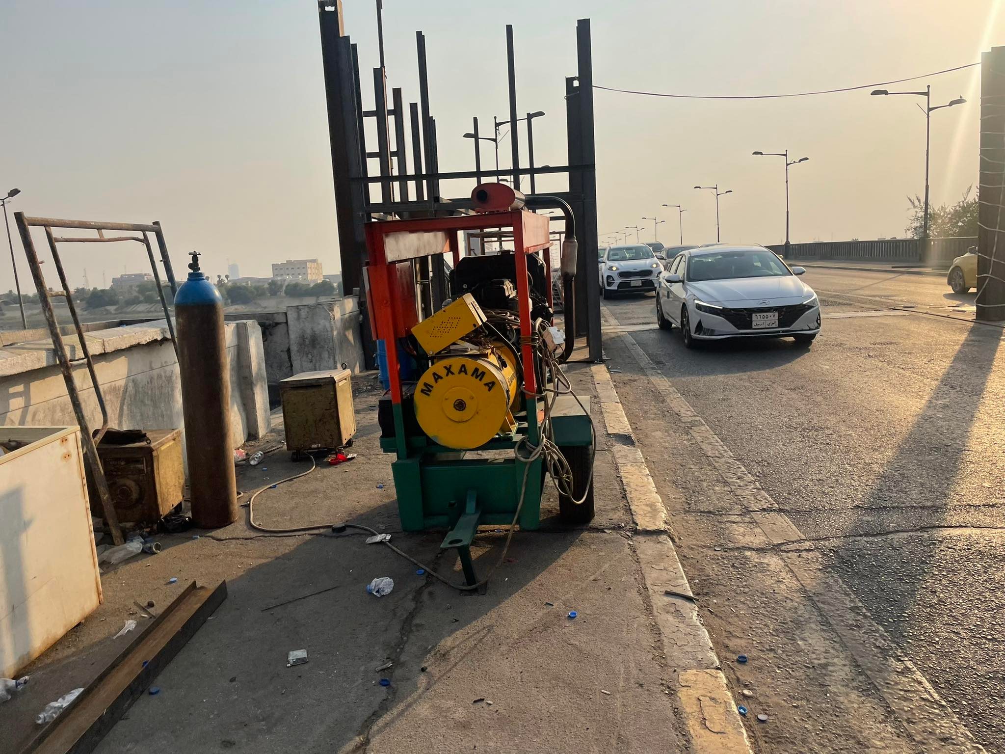 وضعت اطنان من الحديد وصبات باوزان ثقيلة … مهندسون استشاريون يحذرون من انهيار جسور الجمهورية والمعلق وسقوطها في نهر دجلة