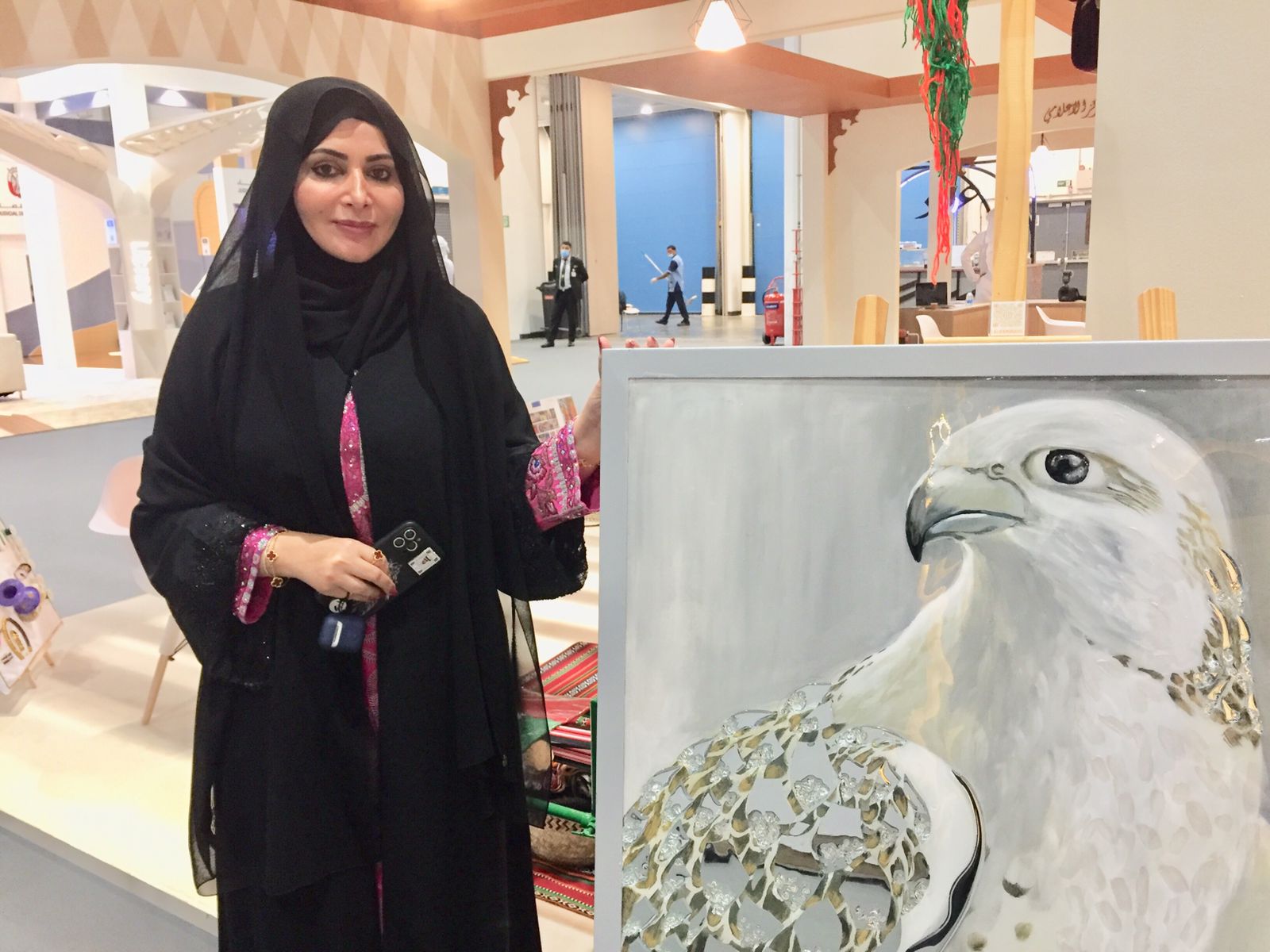 الفنانة التشكيلية ومصممة الديكور لطيفة بنت عيسى: لوحاتي دائما فيها مشاعر واحاسيس.. ودمجت الرسم الى فن الرسم الحديث ..وطموحي ان اكون لطيفة للامارات